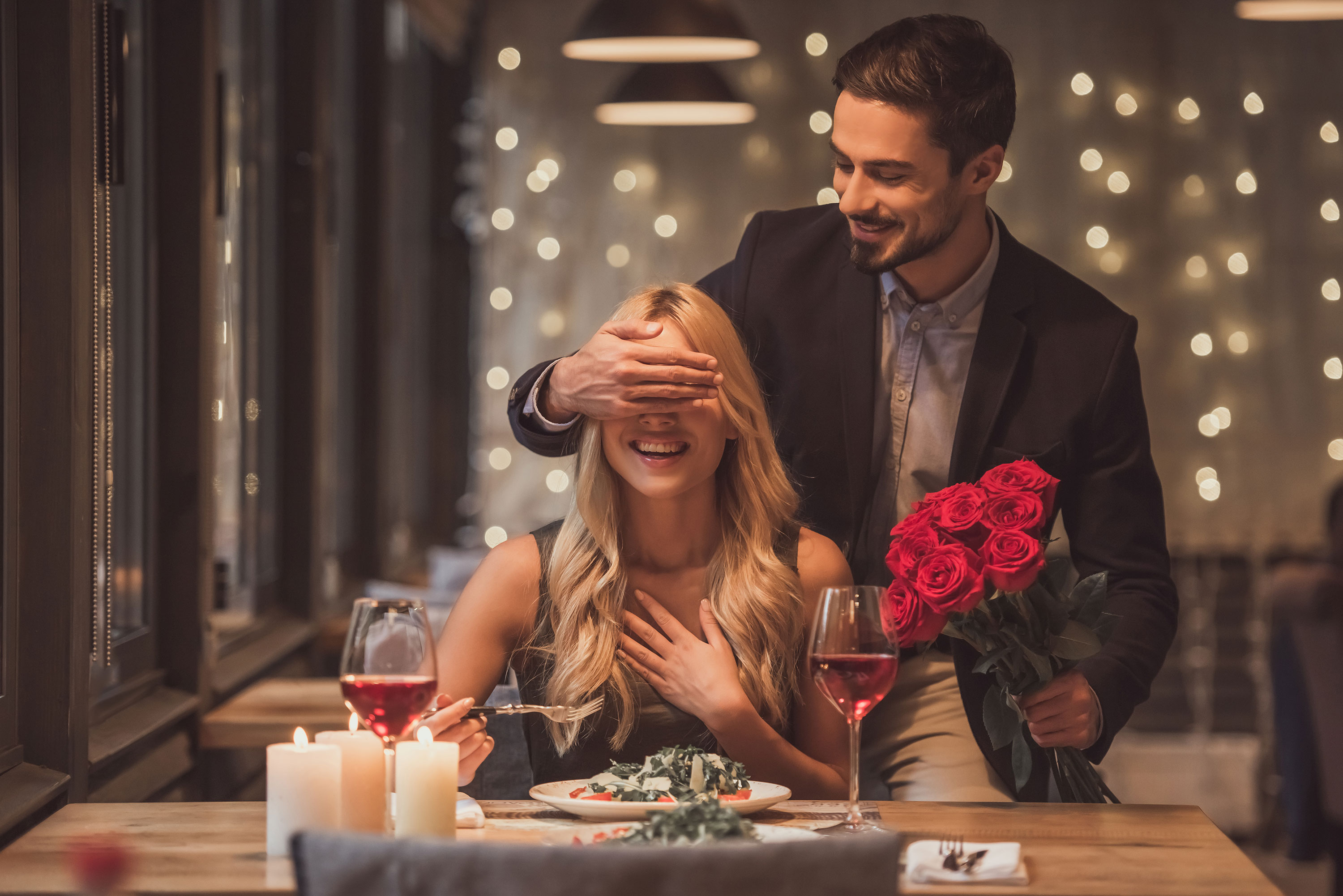 10 Romantic 1st Wedding Anniversary Celebration Ideas For Couples