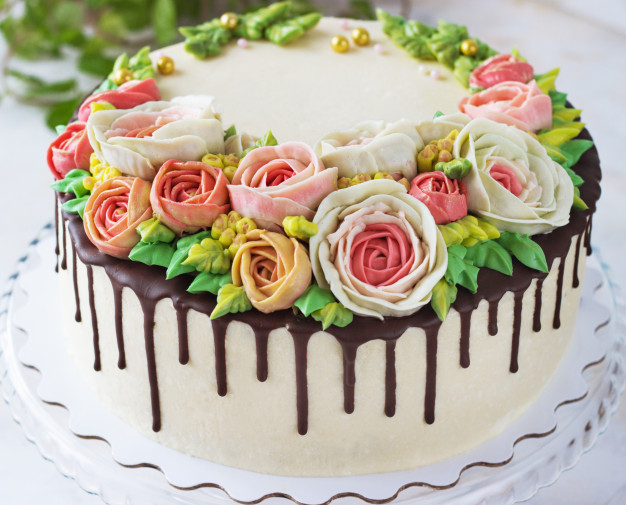 Simple Single-Tier Wedding Cake with Fresh Flowers | Simple wedding cake,  Fresh flower cake, Tiered wedding cake