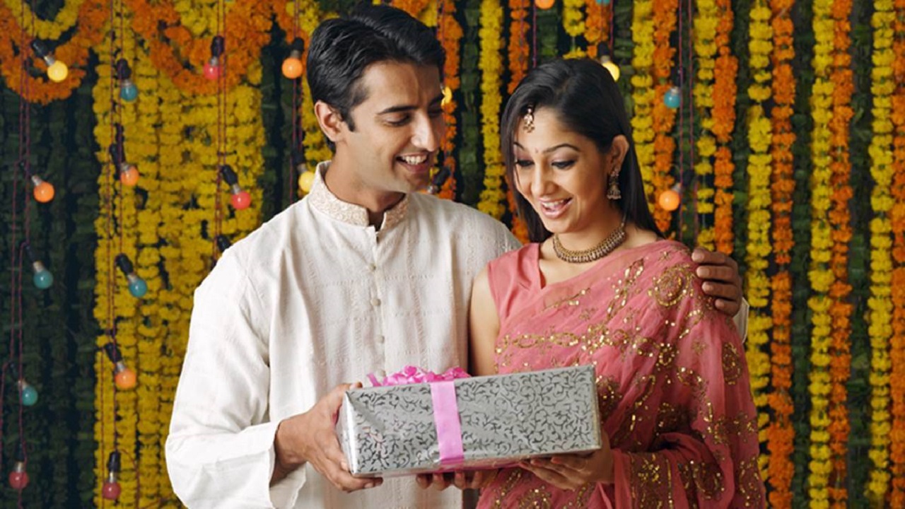 Karwa Chauth Gifts Online | Karva Chauth Gift Ideas - Frinza