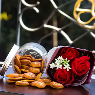 Cookies in a Jar with Artificial Bouquet
