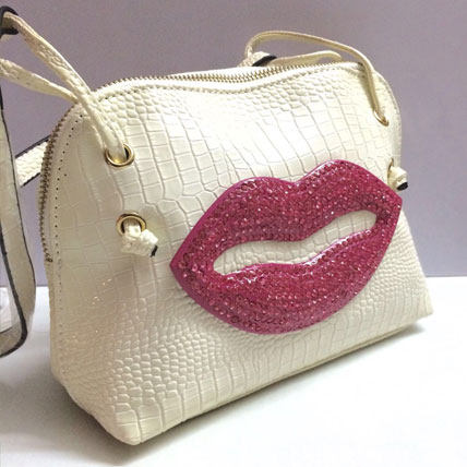 Trendy Bag with Shimmery Pink Lips