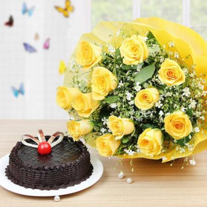 Valentine Roses with chocolicious yummy cake